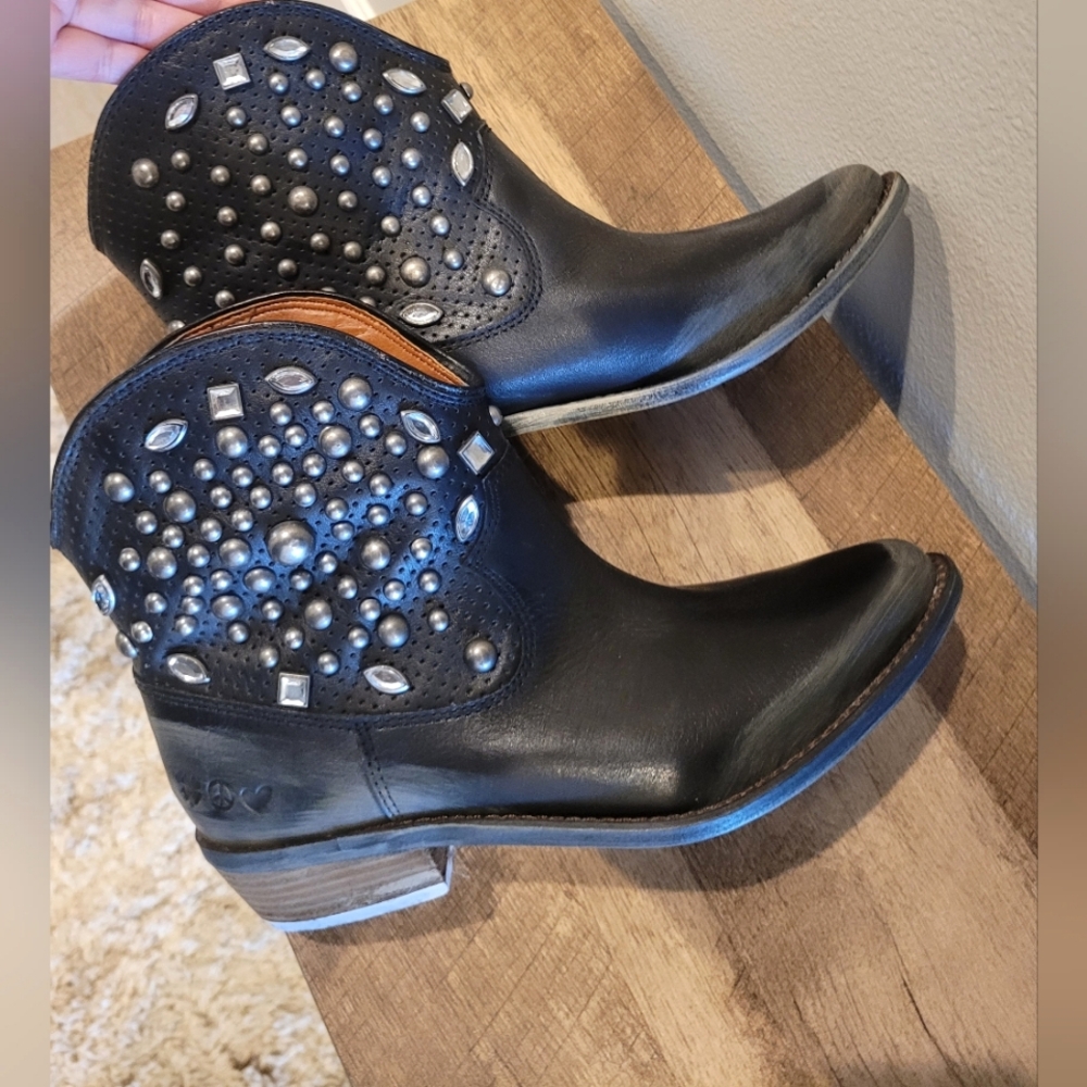 Lucky Brand Chelsea leather studded ankle boots black size 7.5 woman's